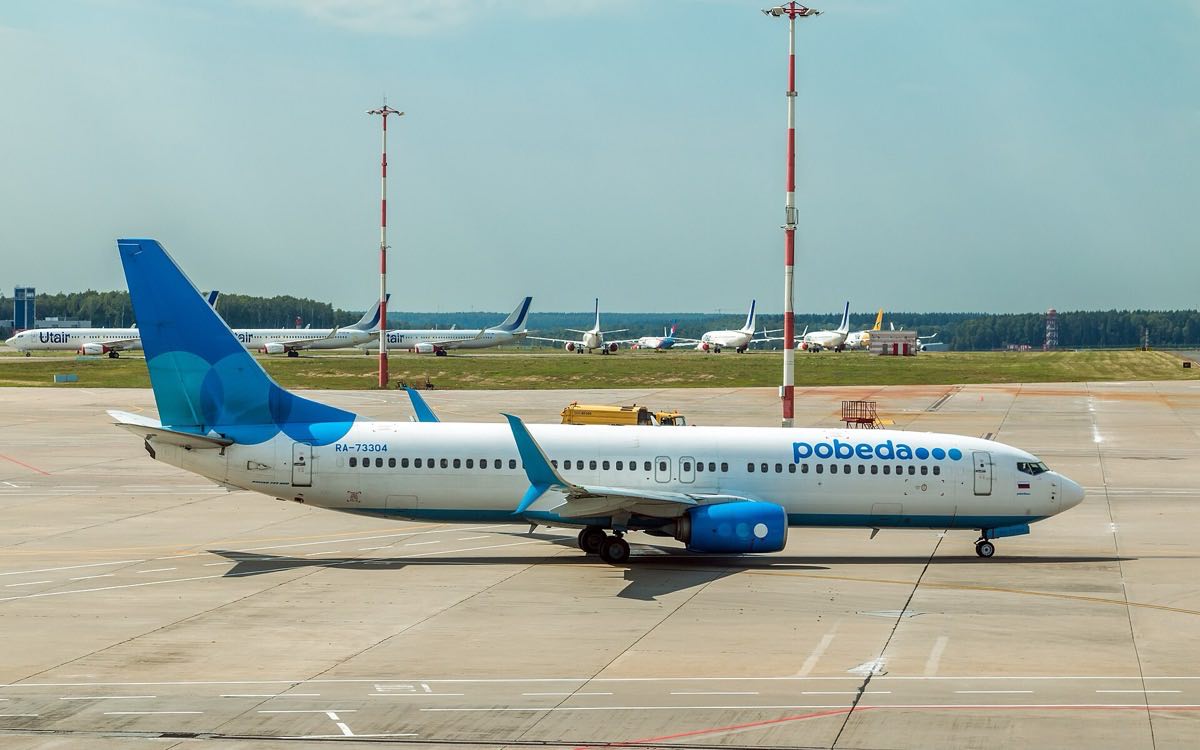 Boeing 737-800 авиакомпании «Победа» (RA-73304) на рулении в аэропорту Внуково