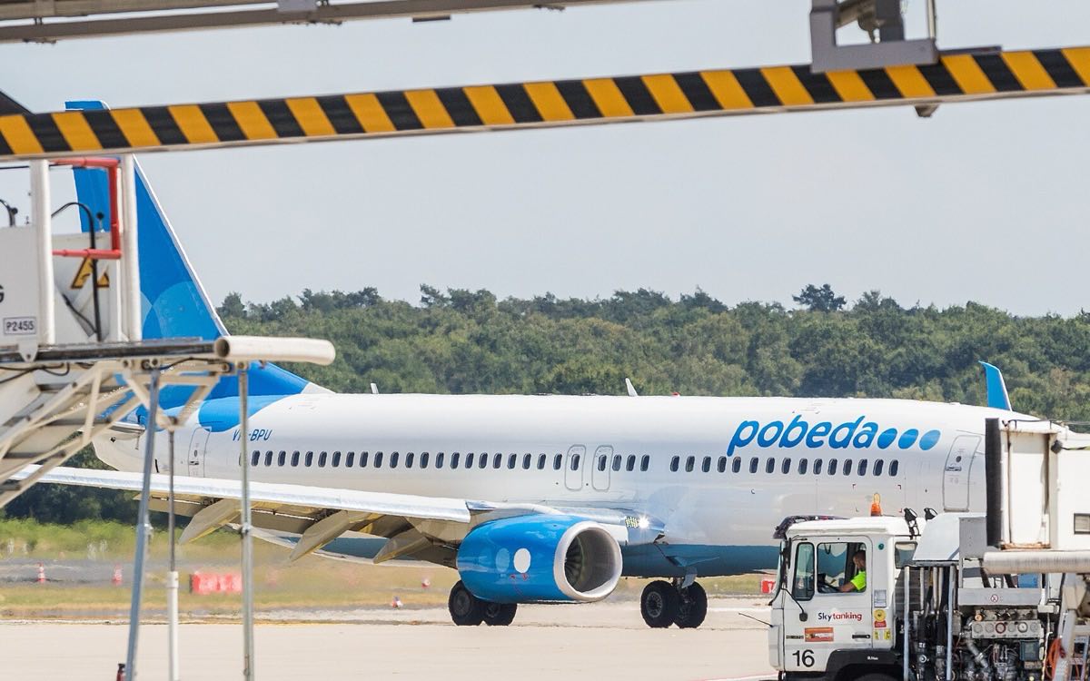 Boeing 737-800 авиакомпании «Победа» (VP-BPU) у телетрапа во время наземного обслуживания