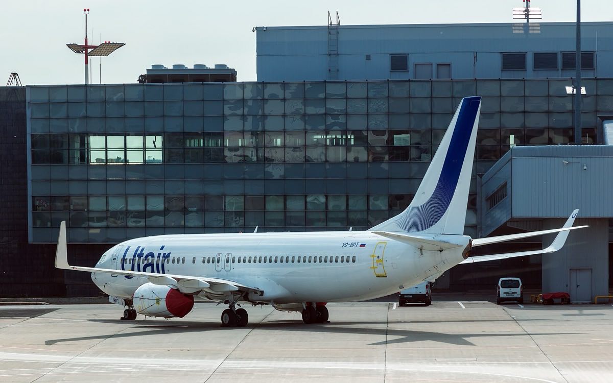 Boeing 737-800 авиакомпании «ЮТэйр» (VQ-BPT) на стоянке в аэропорту Внуково